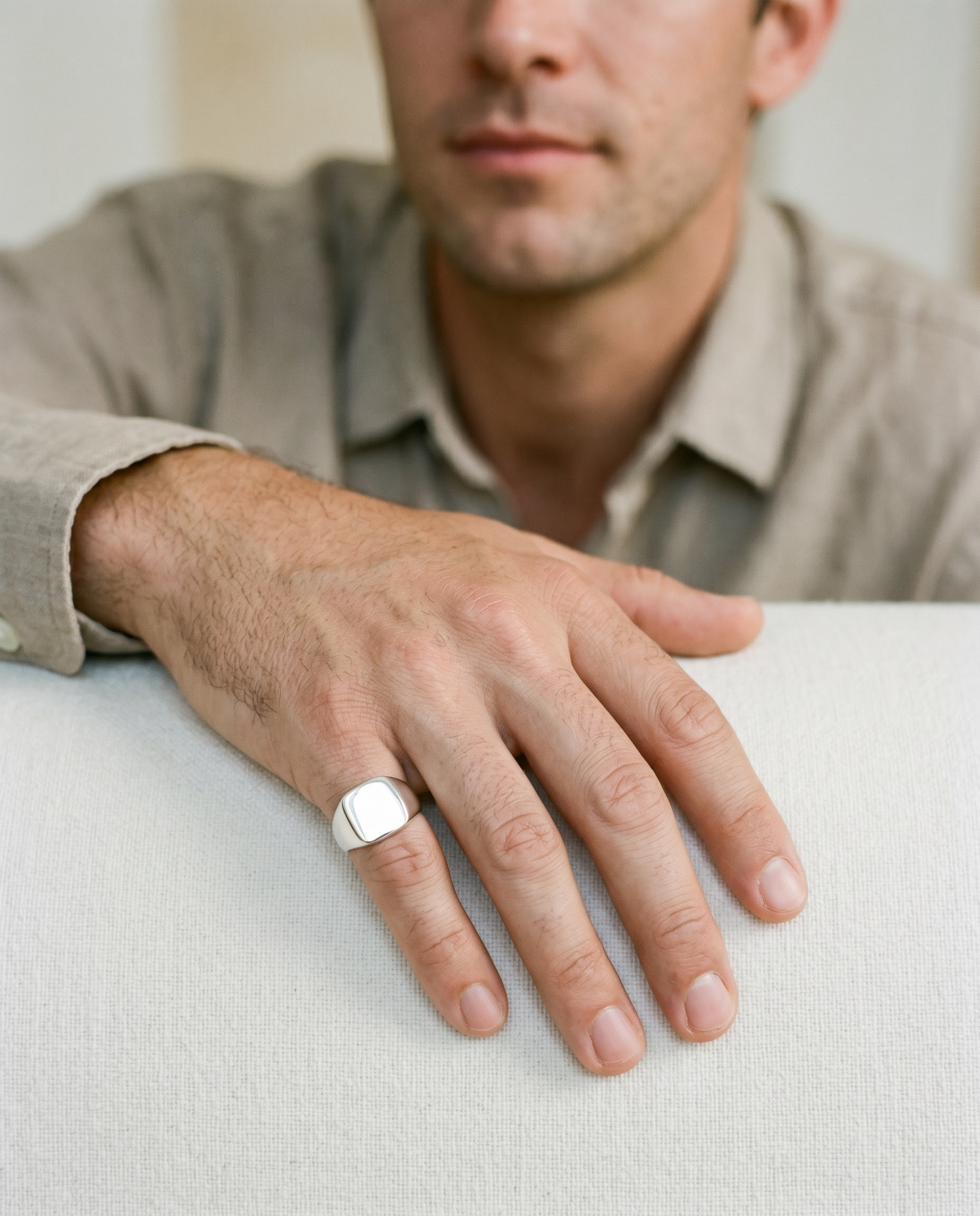 Engravable signet ring worn on the hand