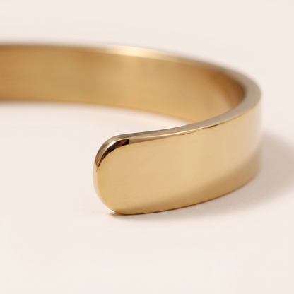 Close up of the rounded end and 6mm band of the Meridian Cuff Gold