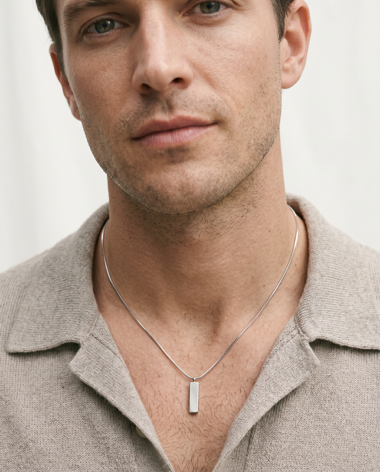 Man wearing the silver bar pendant necklace