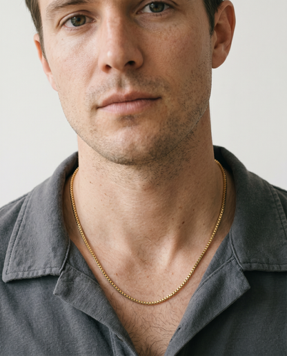 Man wearing the gold box chain necklace