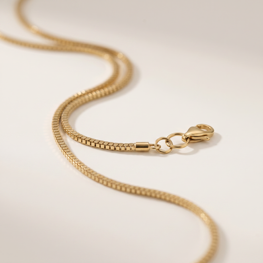 Close-up of the gold chain links